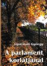 A PARLAMENT KORLÁTJÁNÁL
